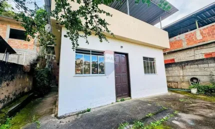 Excelente Casa com loja e estrutura para construção de outra casa por cima