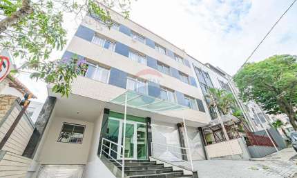 Apartamento com 2 quartos, reformado, 2 lances de escada