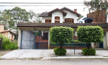 Confortável sobrado para venda com 5 quartos, sendo 3 suítes, 400m²