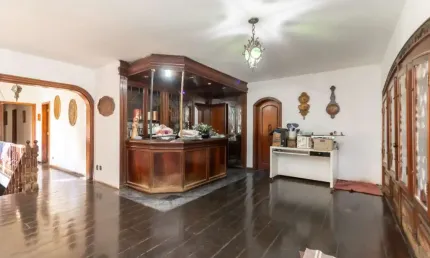 Agradável sobrado para venda com 4 quartos, sendo 4 suítes, 450m²