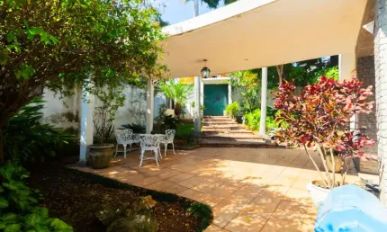 Confortável casa tipo para venda em Pacaembu com 4 quartos, sendo 2 suítes, 349m²