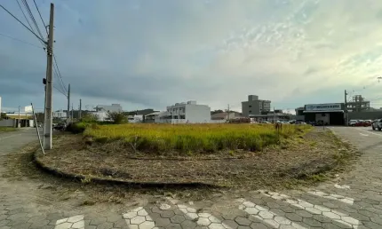 Terreno de esquina em balneário piçarras com 726 metros quadrados