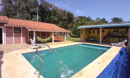 &amp;#10145; Chácara em ótima localização com chalé estilo Canadense!