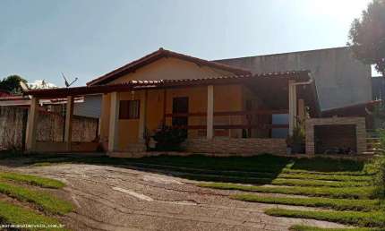 2 Dorms | 6 Vagas | 200 m² construída | 450 m² do terreno