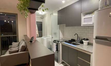 Apartmento de 2 dormitórios com varanda e uma vaga de garagem