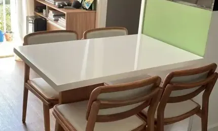 Apartamento de 2 dormitórios varanda e vaga de garagem