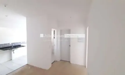 Apartamento no térreo com quintal, contendo dois acessos para o quintal e 02 dormitórios