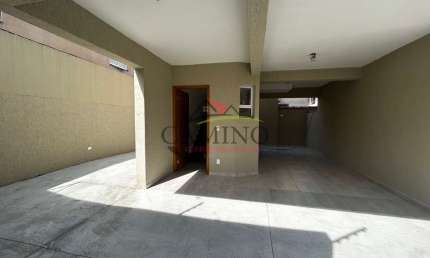 Sobrado Triplex à venda com 2 suítes, 90 m², no Vila Ligya, Guarujá/SP.
