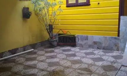 Casa com entrada compartilhada com um morador da casa do fundo / não aceita animal