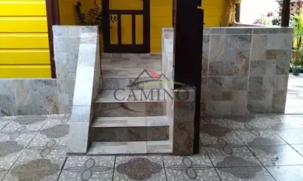 Casa com entrada compartilhada com um morador da casa do fundo / não aceita animal