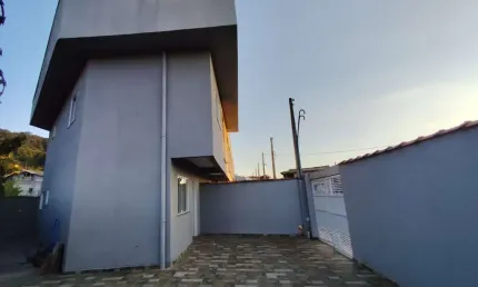 CASA COM QUINTAL GRANDE NO GUARUJÁ VITORIA PARK !!!
