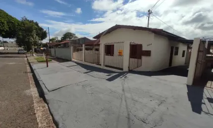 Casa com 3 quartos para alugar na Rua Uruguai, 1184, Jardim Alvorada, Maringá, 90 m2 por R$ 1.500