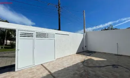 Casa à venda na Praia dos Sonhos, Itanhaém-SP: 3 quartos, 1 suíte, 1 sala, 2 banheiros, 3 vagas de garagem, 180m² de área.