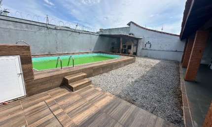Imperdível: Casa à venda em Itanhaém-SP, bairro Bopiranga, 3 quartos, 1 suíte, 2 salas, 2 banheiros, 8 vagas de garagem, 130m².