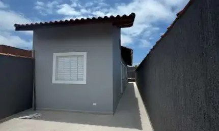 IMOVEL ENCANTADOR NO SUARAO COM 2 DORMITORIOS SENDO 1 SUITE + PISCINA