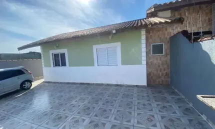 Imperdível oportunidade! Casa para venda ou locação em Itanhaém-SP, bairro Cibratel II. 2 quartos, 1 suíte, 1 sala, 2 banheiros, 4 vagas de garagem, 64m².