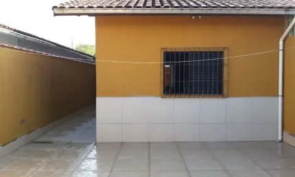3 dormitórios e com espaço para construir piscina pertinho do mar