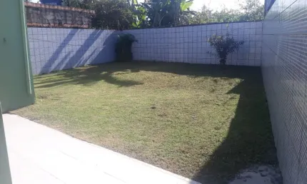 2 SOBRADOS EM UM MESMO TERRENO COM 2 DORMITÓRIOS  CADA E PRÓXIMO  DA PRAIA.