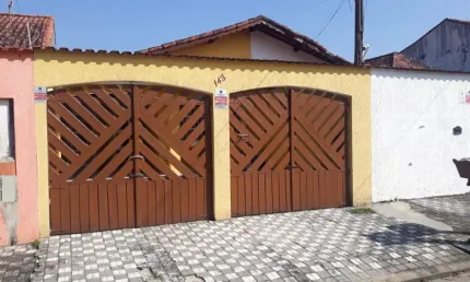 CASA 3 DORMITÓRIOS E COM PISCINA À 150 METROS DA PRAIA