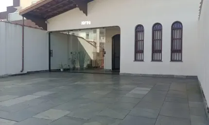 CASA 3 DORMITÓRIOS  NA AVENIDA COMERCIAL E PRÓXIMO DA PRAIA