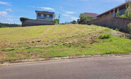 Belíssimo Terreno com 600 m2 no Condomínio Jardim Flamboyant