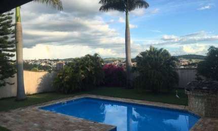 Belíssima Chácara Urbana no Jd. América em Bragança Paulista
