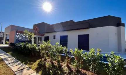 Condomínio Portal da Serra Casa NOVA  Térrea com 3 suítes e Piscina