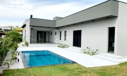 Casa Térrea com Três Suites e Piscina Aquecida no Condomínio Flamboyant