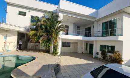Excelente casa no Adrianópolis (conj. Celetramazon) - com 5 suítes sendo 3 com closet, piscina, área gourmet, varanda...