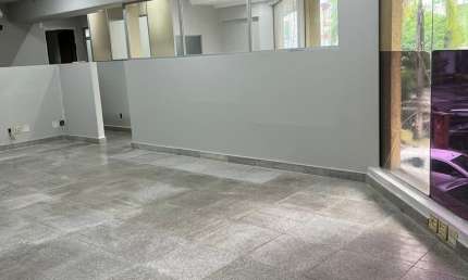 Centro Empresarial - Art Center – com recepção, mezanino com 4 salas ... 110m²