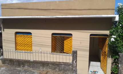 Casa em Petrópolis com terreno grande (Aluguel e venda) - com sala, 2 quartos, banheiro e cozinha