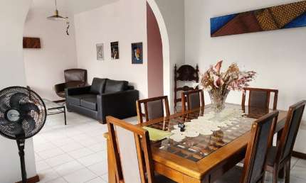 Casa de esquina no Conj. Tiradentes (Aleixo) – 4 quartos sendo 2 suítes, cozinha ampla – 600m²
