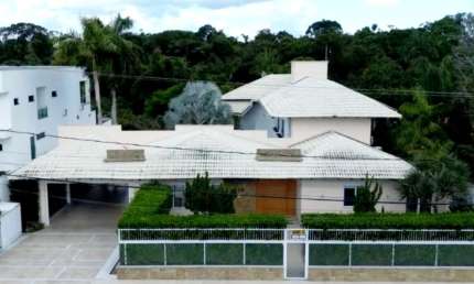 Cond. Club de Campo – Ponta Negra – 3 suítes sendo, sala de cinema- 3.000m² de terreno e 459m² construída.