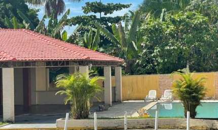 Casa no Cond. Abraham Pazuello, Ponta negra – com 3 quartos sendo 1 suíte, sala, cozinha.