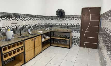 Casa no Cond. Abraham Pazuello, Ponta negra – com 3 quartos sendo 1 suíte, sala, cozinha.