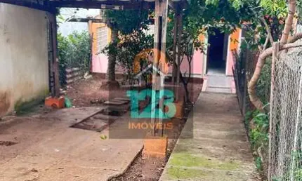 Duas casas térreas com quintal, 2 dorms, cozinha, sala, banheiro e garagem