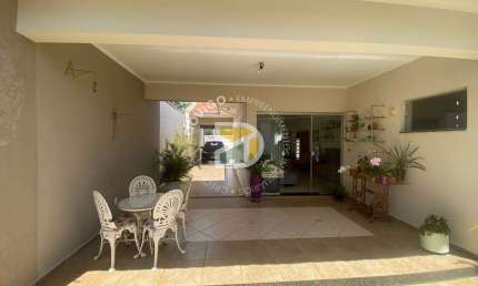 Casa para venda em Jardim Patrícia de 164.00m² com 3 Quartos, 1 Suite e 4 Garagens
