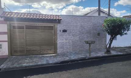 Casa para venda em Vila Yamada de 165.00m² com 3 Quartos, 1 Suite e 4 Garagens