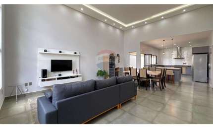 Casa para venda em Villas Paraíso de 228.00m² com 3 Quartos, 1 Suite e 2 Garagens