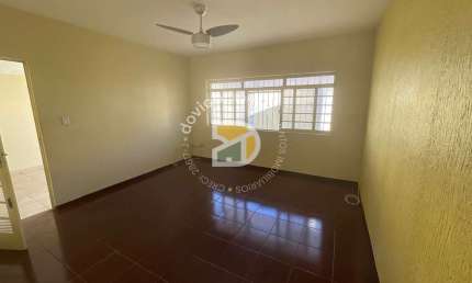 Casa para venda em Vila Bianchi de 165.00m² com 3 Quartos e 4 Garagens