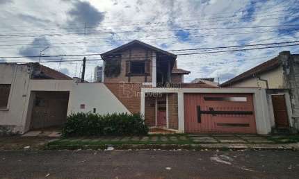 Sobrado para venda em Centro de 255.00m² com 3 Quartos, 3 Suites e 2 Garagens