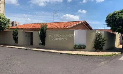 Casa para venda em Centro de 223.00m² com 3 Quartos, 1 Suite e 6 Garagens