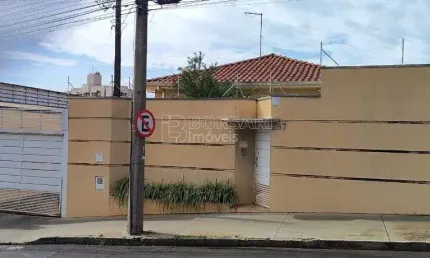 Casa para venda em Centro de 202.00m² com 2 Quartos e 5 Garagens
