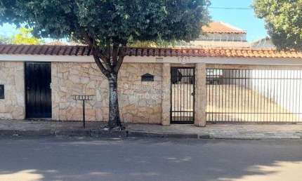 Casa para venda em Centro de 309.00m² com 3 Quartos, 1 Suite e 2 Garagens