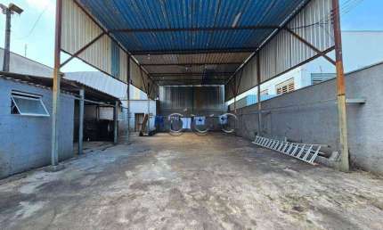 Galpão / Depósito / Armazém para alugar em Jardim Nova Iguaçu de 200.00m²