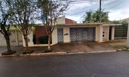 Casa para venda e aluguel em Vila Harmonia de 357.00m² com 3 Quartos, 1 Suite e 2 Garagens