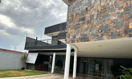 Sobrado para venda em Jardim Botânico de 366.00m² com 4 Quartos, 2 Suites e 9 Garagens