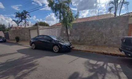 Casa para venda em Centro de 363.00m² com 3 Quartos, 1 Suite e 4 Garagens