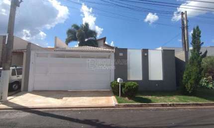 Sobrado para venda em Jardim Dos Flamboyants de 227.00m² com 4 Quartos, 3 Suites e 4 Garagens