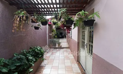 Casa para venda em Vila Santa Cecília de 220.00m² com 4 Quartos, 2 Suites e 2 Garagens